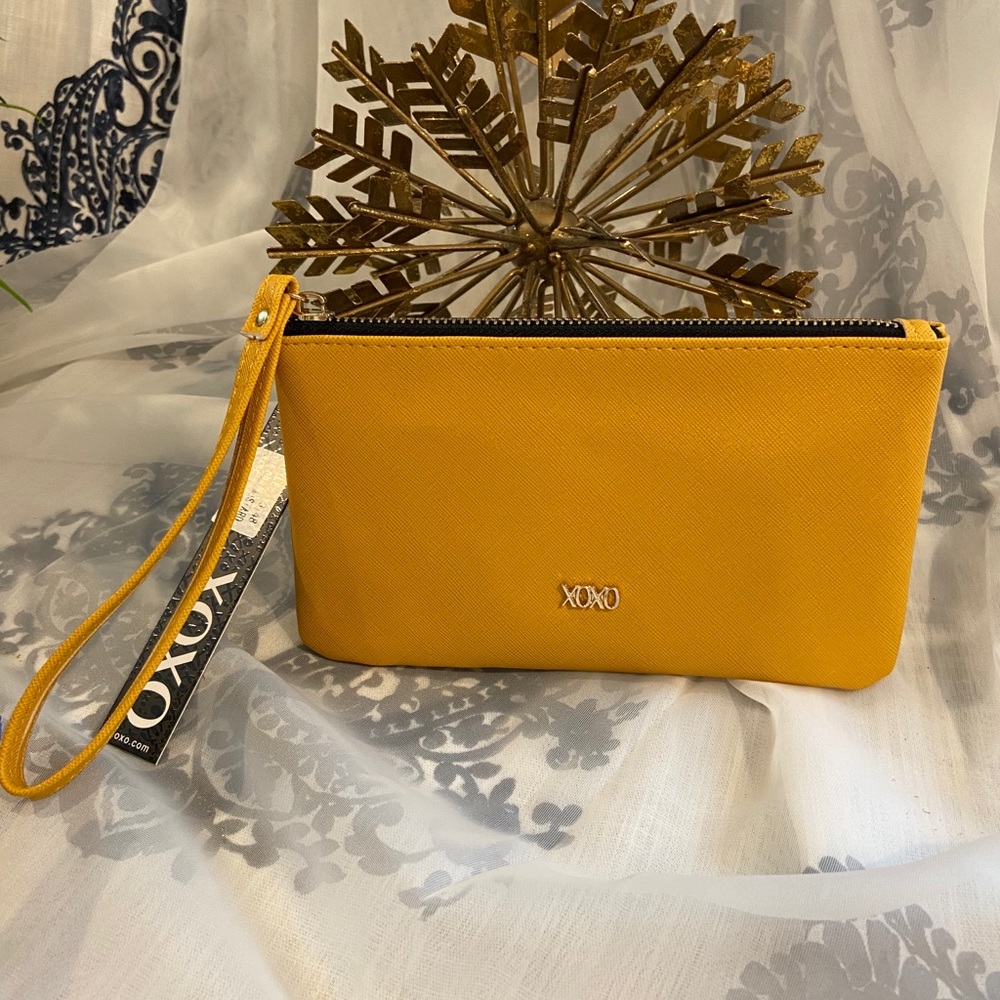 🆕 Xoxo Wristlet purse